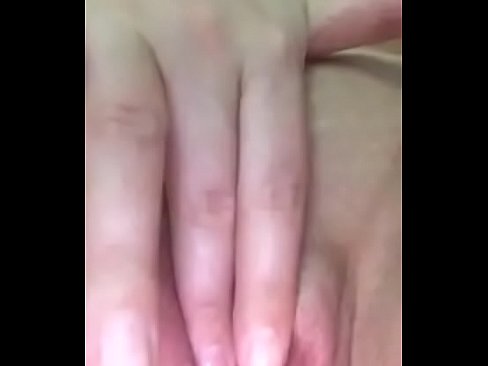 Milf girl fingers herself