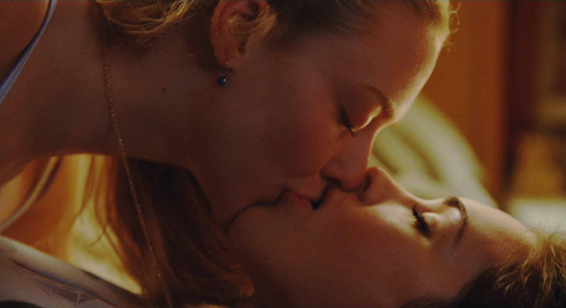 Jennifers body kissing scene with